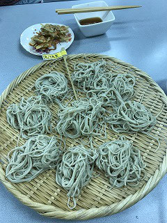 先生が打った10割そばです(^^♪ のど越し抜群で美味しかったです。
