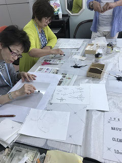 さてと、あら!なんて書きずらいこと((+_+)) 紙をしっかり持たないと・・・・