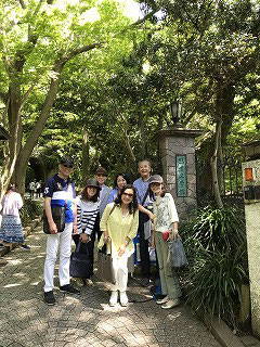 鎌倉文学館の門。これから7人で楽しみま～す(^^♪