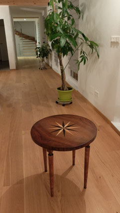 Table basse en noyer avec étoile restaurée puis vernis et patinée