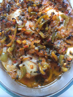 im Ofen gebackener Fisch mit Paprika und Olivenöl in einem Teller
