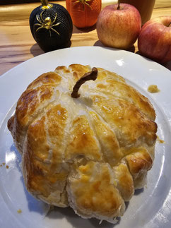 Gebackener Camembert in Kürbisform