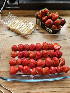 Erdbeeren schichten für Yogurette Tiramisu