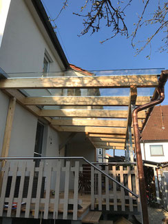 Überdachung in Balingen. Holz Stahl Konstruktion. Bedachung mit Glas.