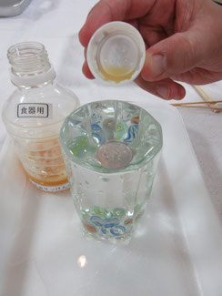 界面活性剤の入った洗剤を垂らすと、1円玉は沈んでしまいました