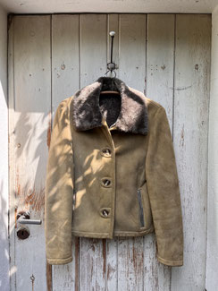 Taillierte Lammfelljacke