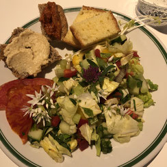#10 Im Messe-Café kreieren zwei Kräuter-Köch*innen solch wunderbare Salate. Das freut mein vegetarisches Herz. Zumal mein Mittagessen nicht nur wunderschön aussieht, sondern auch absolut lecker ist...
