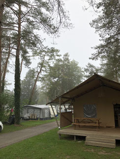 Morgen-Kaffee im Nebel auf dem Zeltplatz Flaach