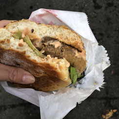 #9 Ausgehungert mache ich mich beim Warten auf die Heimfahrt über einen Veggi Burger her.