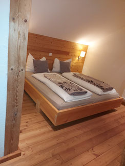 Zimmer Hüttenblick mit wohltuendem Holz vom eigenen Wald