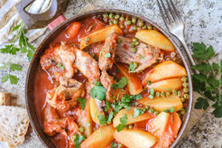 pentola con coniglio patate e piselli nel sugo, ricetta maltese