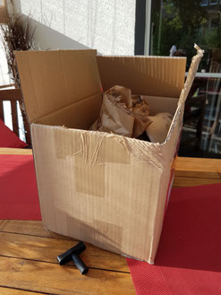 Manchmal meinen sie es zu gut. Der kleine Knebelverschluss kam im Riesenpaket. 