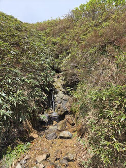 ▲朝日連峰一と言われる名水「銀玉水」がジャブジャブ出ています。給水可能です。