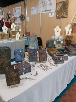 Stand lideatelier représentant boîtes, des coffrets, des carnets avec des engrenages, creations artisanales, savoie, chambery
