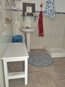 Gemeinschaftsbad für die Zimmer