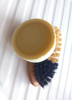 Ce savon vaisselle solide est fait de façon artisanale à Bouaye. Il dégraisse et nettoie votre vaisselle. Le produit ménager indispensable en cuisine.