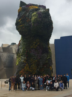 Devant le Puppy du musée Guggenheim de Bilbao