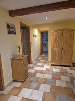 Flur mit Blick in Richtung Badezimmer