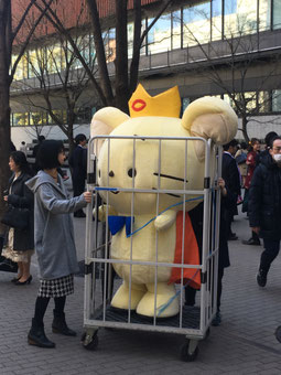 ドナドナなチュー王子くん。歩けないそうです。