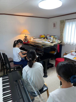 グループリハーサル小5女子の演奏風景｜大田区東雪谷羽金ピアノ教室