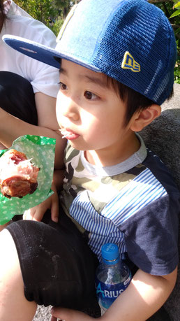 チキンを食べる子供の写真