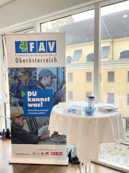 Infotisch mit FAV OÖ-Rollup bei der Integrationskonferenz im Ursulinenhof Linz