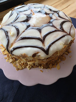 Klassische Esterházy-Torte mit Nussböden, Vanille-Buttercreme und typischem Schokoladenmuster