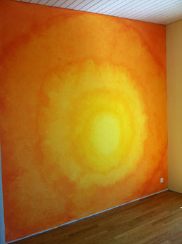 Wand mit grosser Sonnenspirale