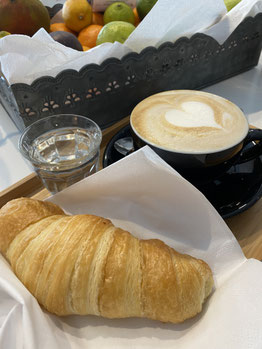 Buttergipfel mit Cappuccino