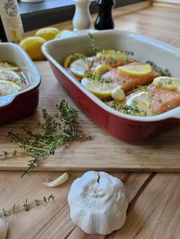 Zitronenlachs aus dem Ofen mit frischer Zitrone und Kräutern