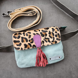 Soruka wildleder Bachtasche hellblau leoprint mit kuhfell