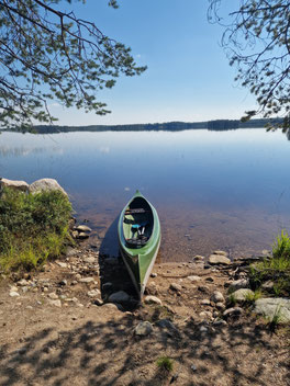 Kanufahrt im Sommer auf dem Simojärvi-See in Lappland – stilles Paddelerlebnis in unberührter Natur bei Ranua