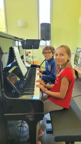 Ecole de musique EMC à Crolles - Grésivaudan : jeunes musiciens lisant leurs partitions.
