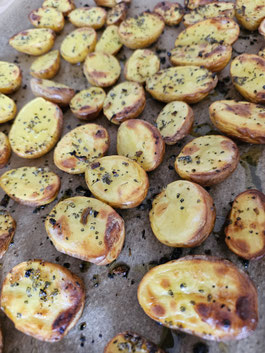 Knusprig gebackene Ofenkartoffeln auf dem Blech
