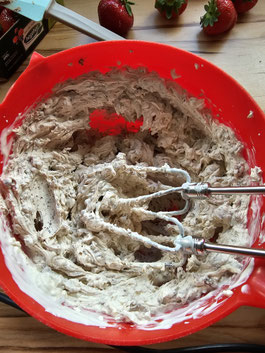 Zubereitung der Creme für Yogurette Tiramisu