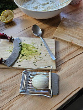 Eier mit dem Eierschnieder schneiden für cremigen Eiersalat