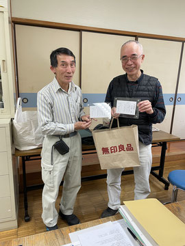 寄付者への感謝状授与　(左)会長　須之内さん　(右)岡部さん