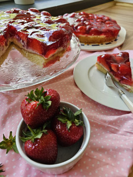 Klassischer Erdbeerkuchen mit Vanillepudding und frischen Erdbeeren auf lockerem Biskuitboden