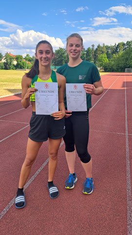 Das Bild zeigt die beiden bei der Oberfränkische Meisterschaft erfolgreichen TS-Athletinnen Alina Hörl und Laura Jungnickl (von links).