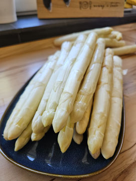 Frischer weißer Spargel - Inspiration für viele Spargelrezepte