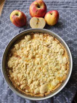 Saftiger Apfelkuchen mit Streusel frisch gebacken in der Springform