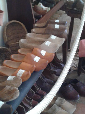collection de sabots particuliers - la maison du sabot et des métiers d'antan