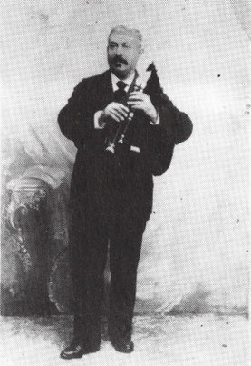 Marcelin Combabessou et sa musette (coll. L. Mabru)