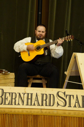Der Musiker macht genau die richtige Musik