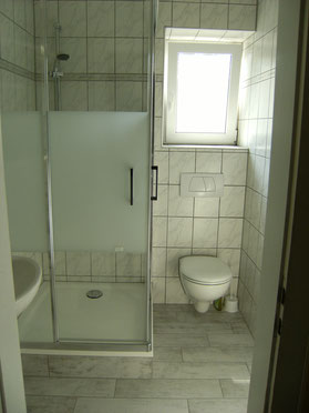 salle d'eau avec douche et WC au 1er étage