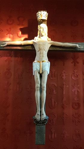 Das Kreuz im Licht der Morgensonnenstrahlen vor der Frühmesse