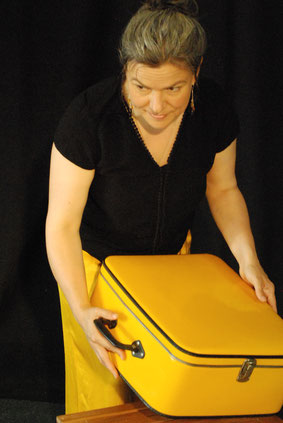 Laurence Bonnafous - spectacle de contes - Avec ma valise jaune, place des histoires