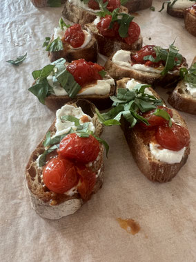 Ricotta Crostini mit karamellisierten Datterini