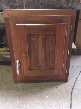 Chassis en bois exotique avec volet intérieur en bois exotique lasuré avec un panneau plate bande avec bouton bois et poignée modèle Jazz 