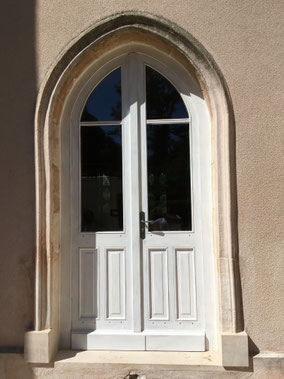 Porte-fenêtre en ogive en bois exotique peint en blanc avec une poignée modèle Nevers 
